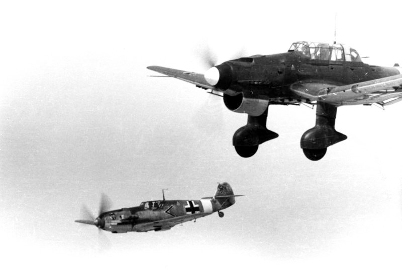 Messerchmitt Bf 109 a Junkers Ju 87 (Stuka) / Foto Bundesarchiv, Bild 101I-429-0646-31 / Billhardt