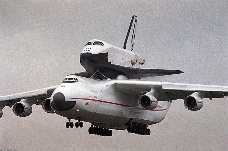 An-225 Mrija s Buranem na hřbetě