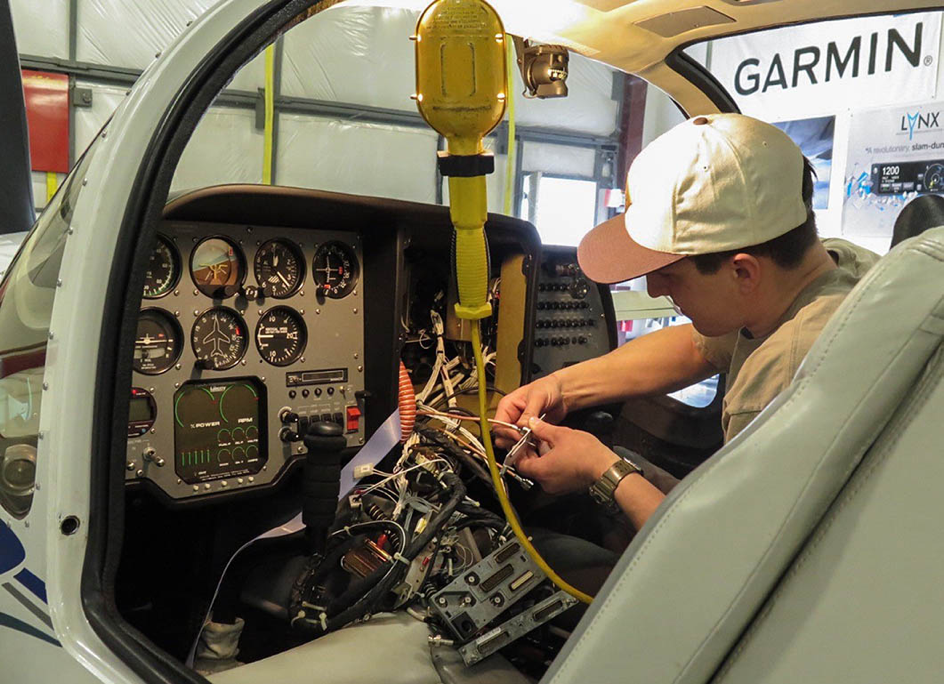 Zástavba avioniky u společnosti AIR TEAM Service