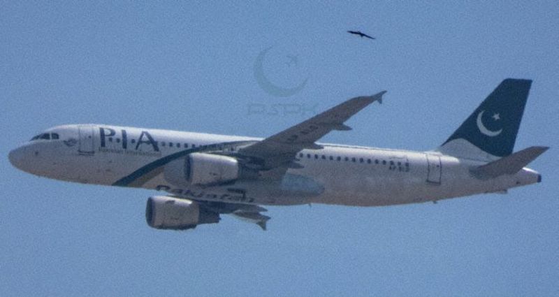 Obrázek Airbusu A320 AP-BLD po průletu v Karáčí