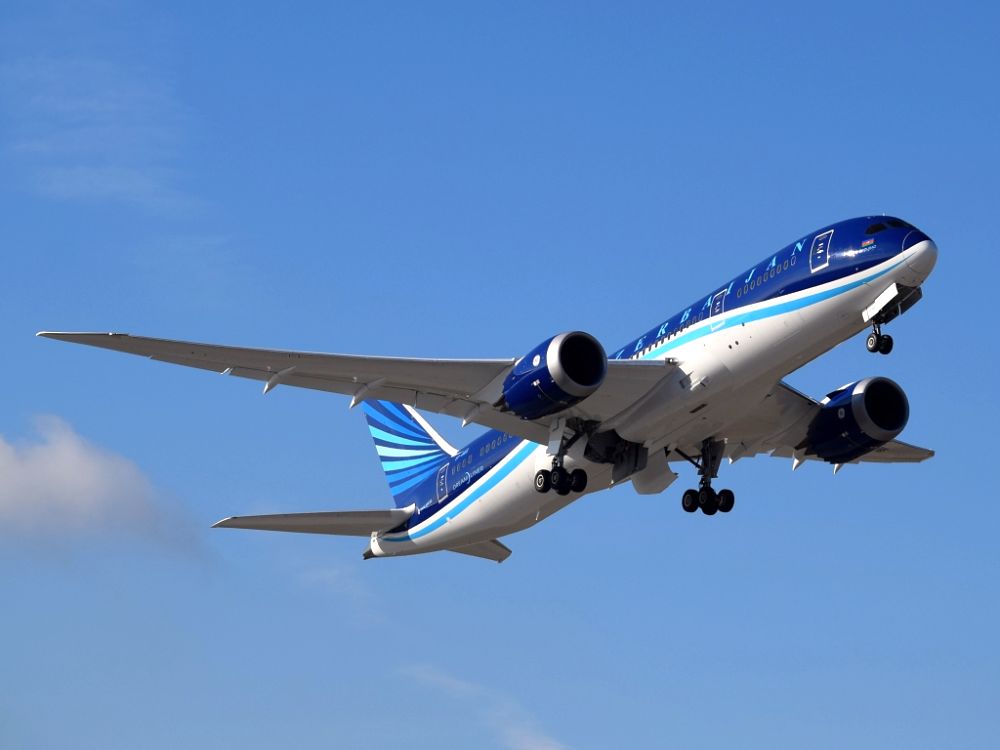 AZAL představil svůj Dreamliner v Praze v roce 2015