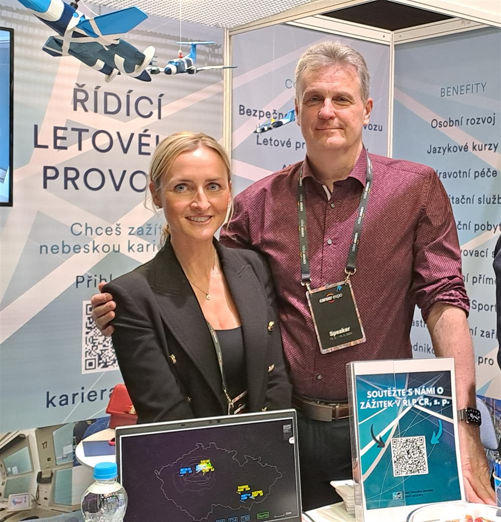 T. Škvárová a Ing. L. Škoda na stánku ŘLP (Foto: Lenka Vargová)