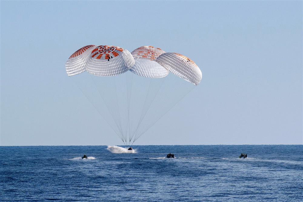 Splashdown! Kabina Crew Dragon Freedom žbluňkla do moře přesně ve 23. 57 hodin našeho času (Zdroj: NASA TV)