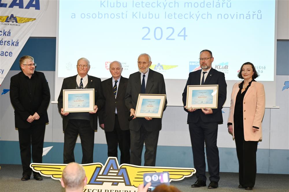 Při přebírání ocenění od Klubu leteckých novinářů (M. Orlita druhý zprava)