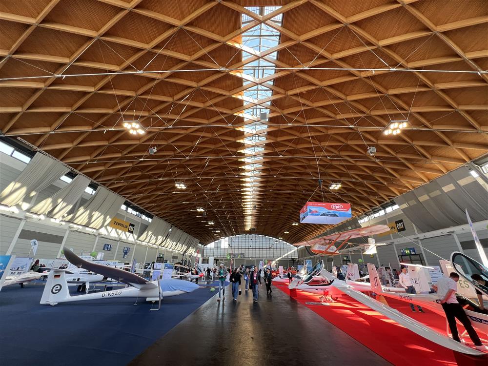 Hala A1 s nádherným stropem a dominantním stánkem HPH Sailplanes