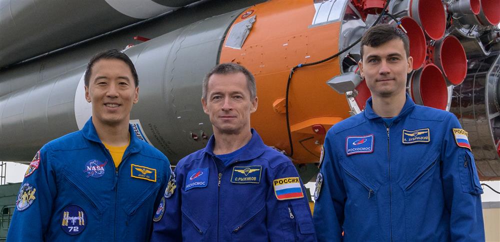 Posádka Sojuzu MS-27. Zleva Američan korejského původu Jonny Kim, uprostřed velitel lodi Sergej Ryžikov a palubní inženýr původem z Ukrajiny Alexej Zubritskij (Zdroj: Roskosmos, Gagarinovo středisko pro výcvik kosmonautů)