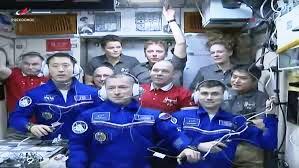 Tradiční sešlost posádky ISS po příletu členů nové expedice. V popředí v modrých overalech Jonny Kim (NASA), velitel Sojuzu MS-27 Sergej Ryžikov a Alexej Zubritskij, v pozadí členové Expedice 72 Nichole Ayersová, Anne McClainová a Don Pettit, dále japonský astronaut Takuja Óniši a kosmonauti Roskosmosu Alexej Ovčinin, Kirill Peskov a Ivan Vagner (Zdroj: Roskosmos)