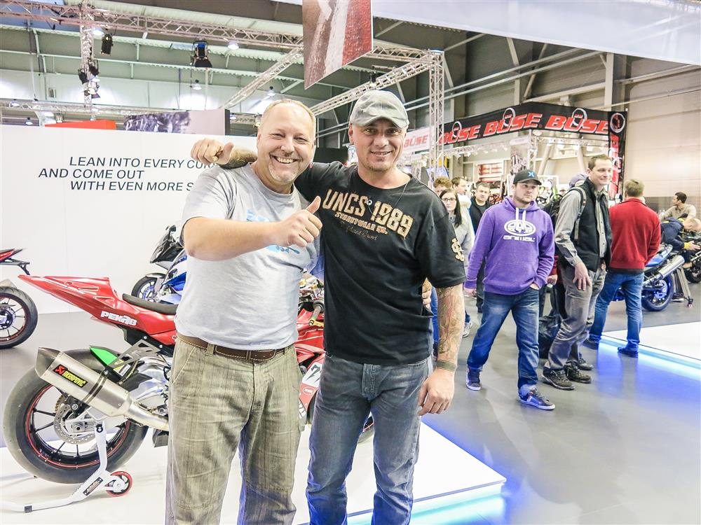 Petr (vlevo) s Pepou Sršněm na motocyklovém veletrhu (Zdroj: archiv P. Lichtenberga)