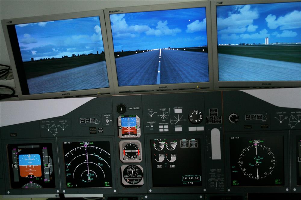 Sestava simulátoru B-737 včetně pohledu ven (Zdroj: archiv P. Lichtenberga)