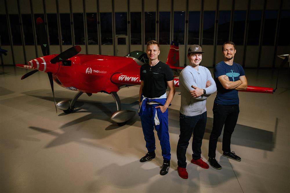 Zleva LP, JJ, PJ - špička české unlimited akrobacie (Foto: Jan Hromádko)