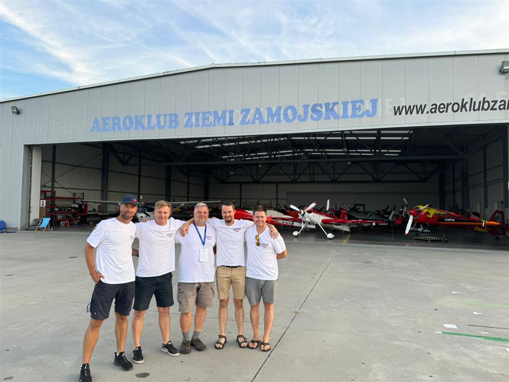 Kompletní tým Future Vehicles Aerobatics spolu s M. Šonkou na MS v Polsku, Zamosc (Zdroj: archiv L. Pařízka)