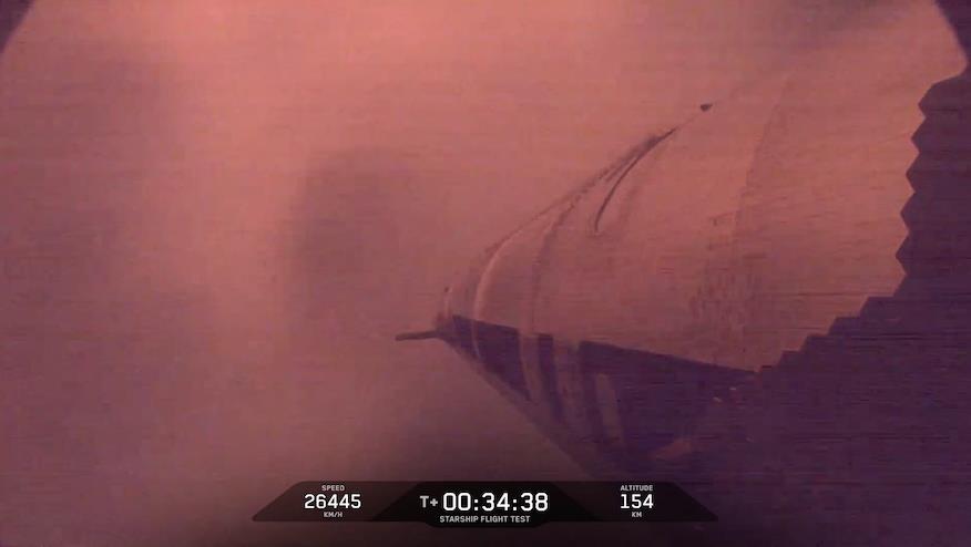 Horní stupeň Starship společnosti SpaceX s palubním číslem S35 je zobrazen při nekontrolovaném vstupu do atmosféry během mise Starship Flight 9 v úterý 27. května 2025 (Zdroj: SpaceX prostřednictvím livestreamu)