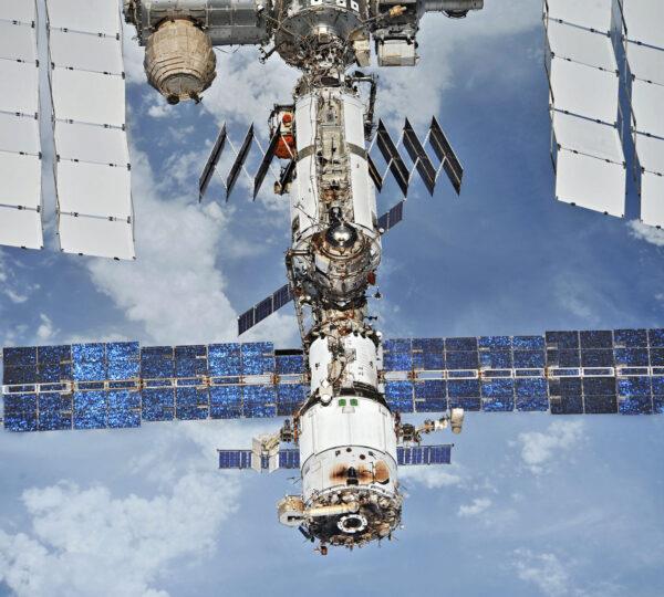 Základ ISS tvořil ruský modul Zvezda (Zdroj: NASA)