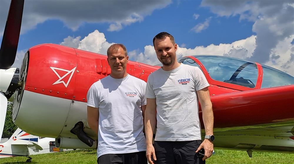  Zleva Jan Sobotka, Petr Jonáš u Su-29 (Foto: Lenka Vargová)