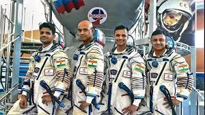 Šubhanšu Šukla (1. zleva) se svými náhradníky u trenažeru lodi Sojuz v Rusku (Zdroj: ISRO/Roskosmos)