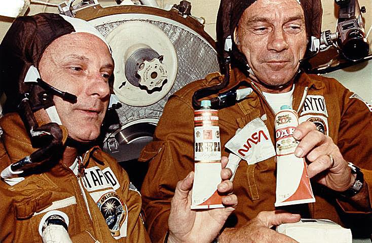 Zaskočený Stafford a Slayton s tubami „vodky“ v rukách (Zdroj: NASA-Houston)