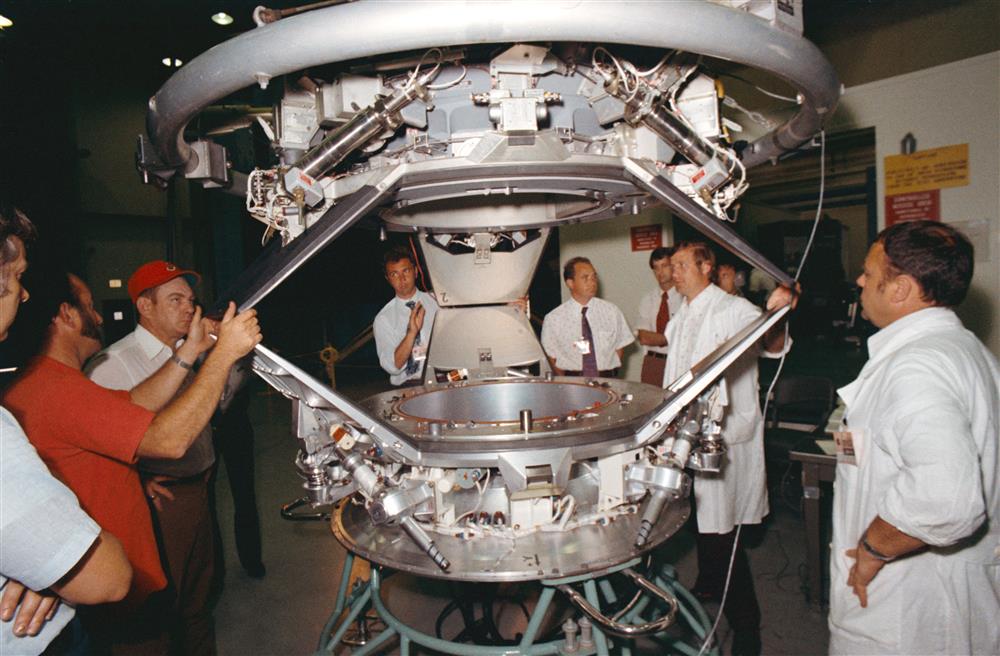 Testy spojovacího mechanismu lodí Apollo a Sojuz v americkém Johnson Space Center v Texasu. Jasně jsou vidět záchytné lišty i příruby se zámky pevného spojení (zdroj: archiv NASA)