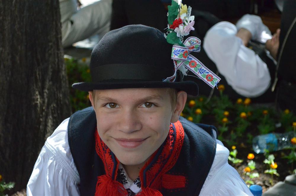 Jakub Zemek v dětství v kroji na hodech ve Starém Městě