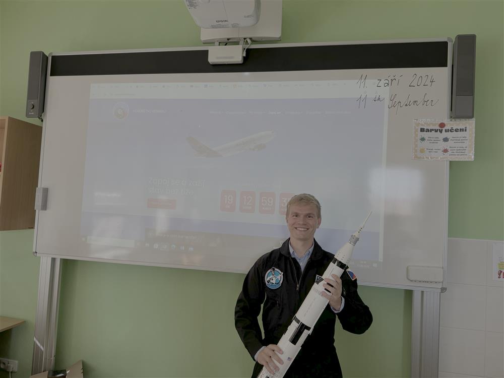 Jakub Zemek při popularizaci letectví a kosmonautiky na základní škole