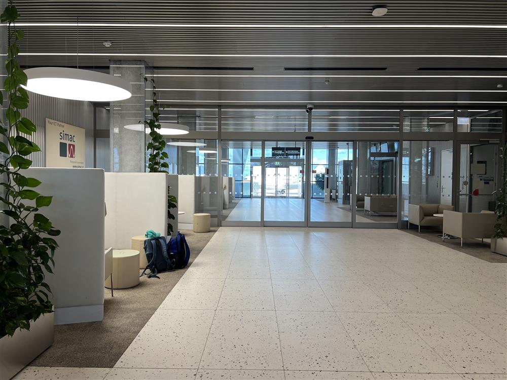 Po příchodu do privátní haly. Od haly k autu, které vás odveze až k letadlu to je jen pár metrů (Zdroj: Aeroweb)