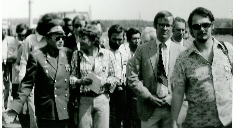 Zahraniční novináři v doprovodu kosmonauta Adriana Nikolajeva ve Hvězdném městečku. Moje maličkost je zcela vpravo (Zdroj: archiv autora).