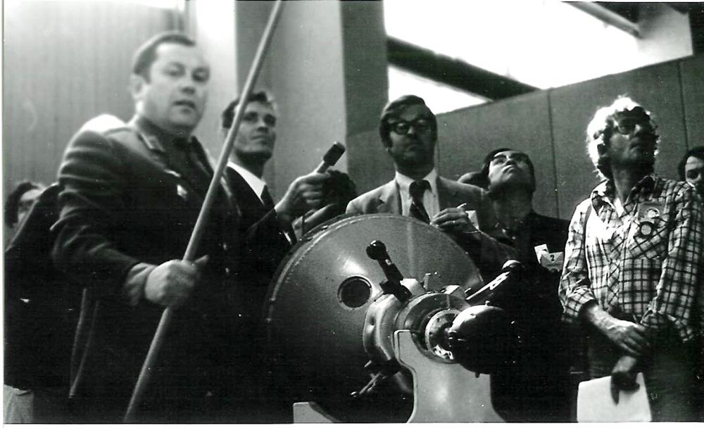 Červenec 1975. Kosmonaut Pavel Popovič předvádí novinářům klasický (aktivní) článek spojovacího uzlu sojuzů (foto: autor)