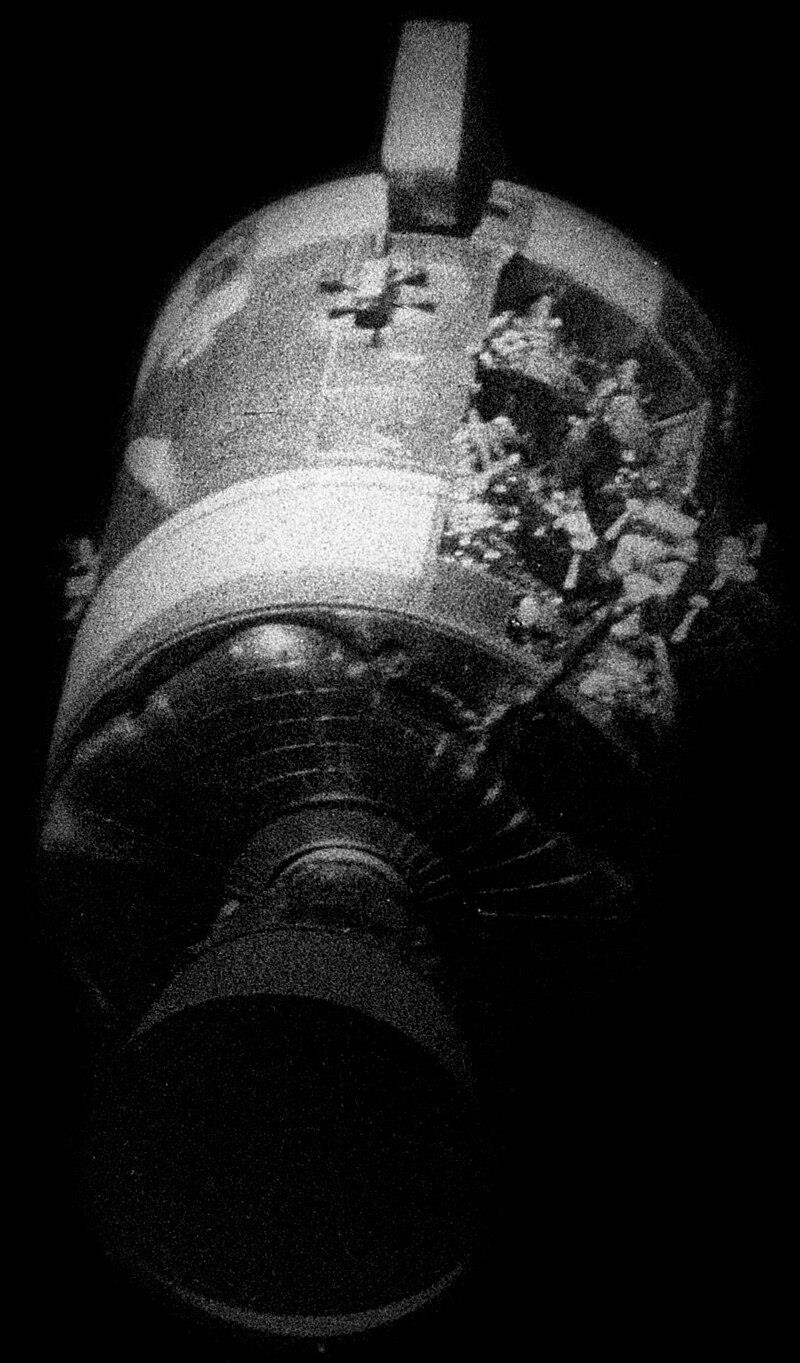 Rozervaný bok servisního modulu Apolla 13 vyfocený těsně po oddělení velitelské kabiny před návratem na Zem (Zdroj: Jim Lovell).