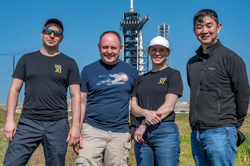 Crew-11 před startovní rampou: zleva O. Platonov, M. Fincke, Z. Cadrmanová a K. Jui (Zdroj: SpaceX) 