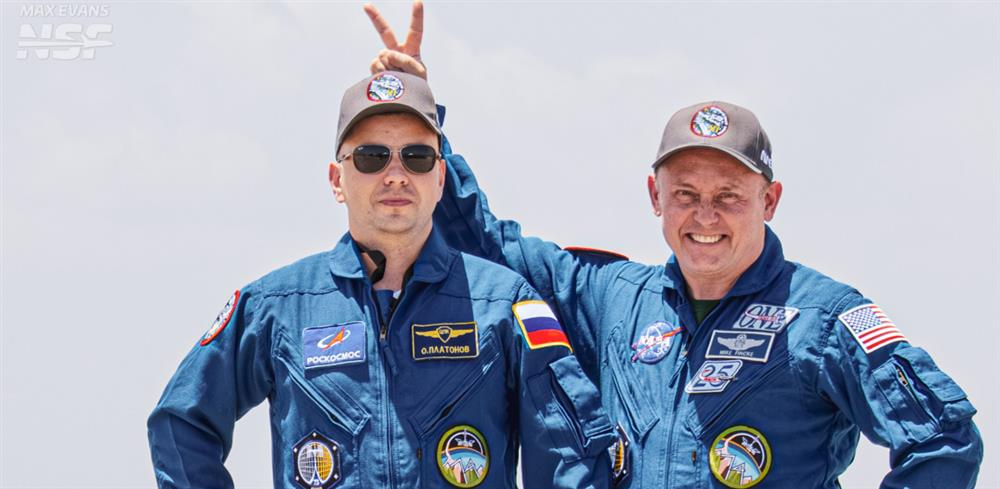 Pánům humor neschází: Oleg Platonov a Mike Fincke pózují fotografům (Zdroj: NASA)