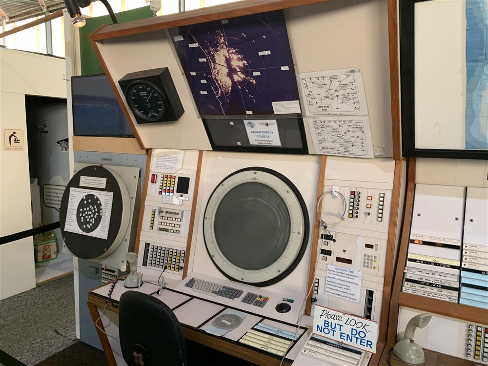 Historický pult řídících letového provozu