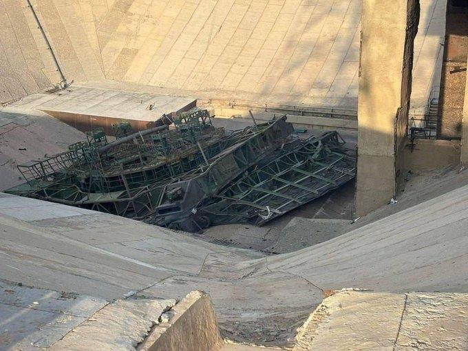 Zřícená servisní plošina v palivovém příkopu (Zdroj: Káťa Pavlušenko/Katlinegrey)