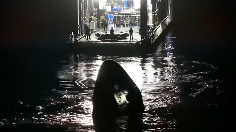 Kabina Crew Dragonu Endeavour je vtahována na záchrannou loď MV Shannon(kredit Bill Ingalls/NASA 