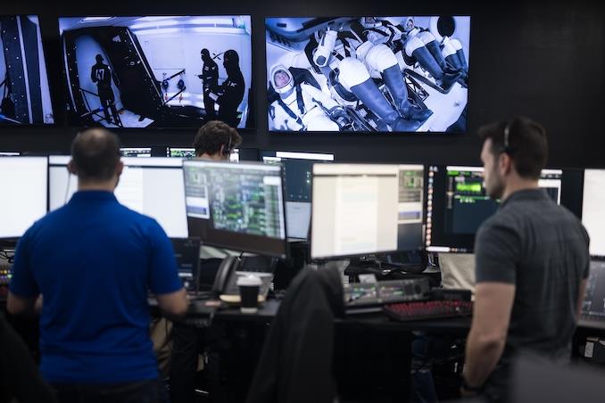Řídící středisko SpaceX před startem Crew-12 (Zdroj: NASA/SpaceX)