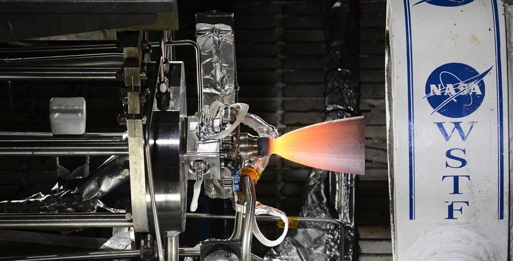 Jedna z RCS trysek pro Starliner při pozemních testech (Zdroj: Boeing)