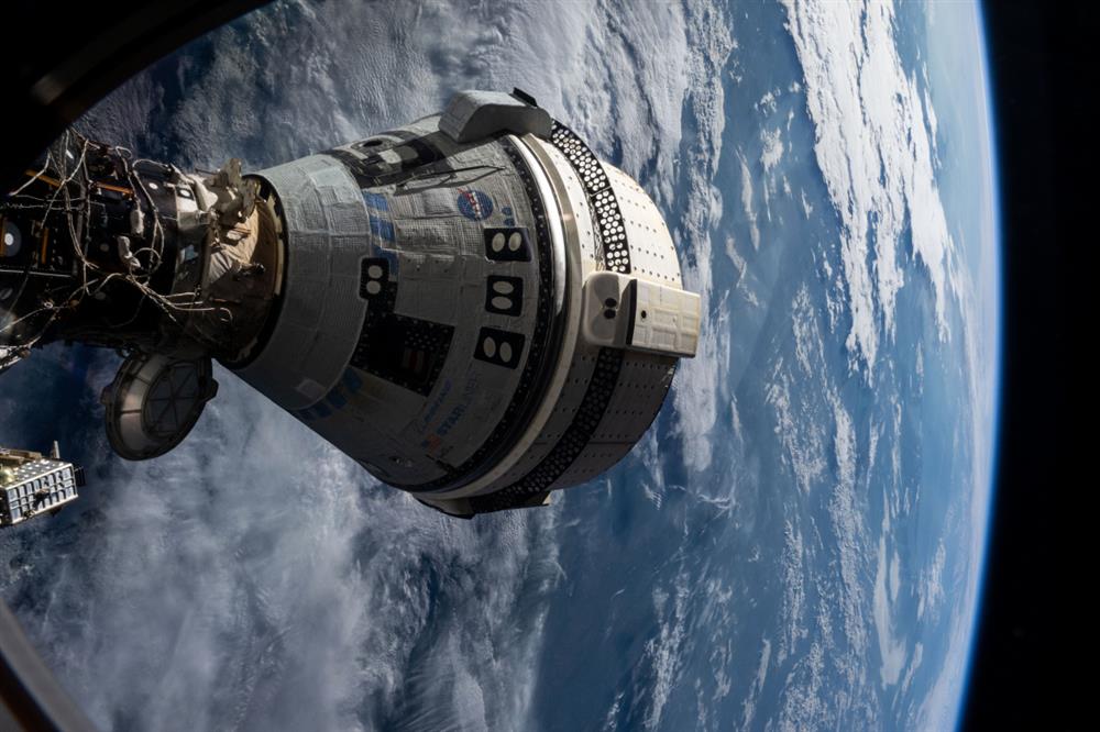 Nešťastný Starliner, zde ukotvený u ISS (Zdroj: NASA)