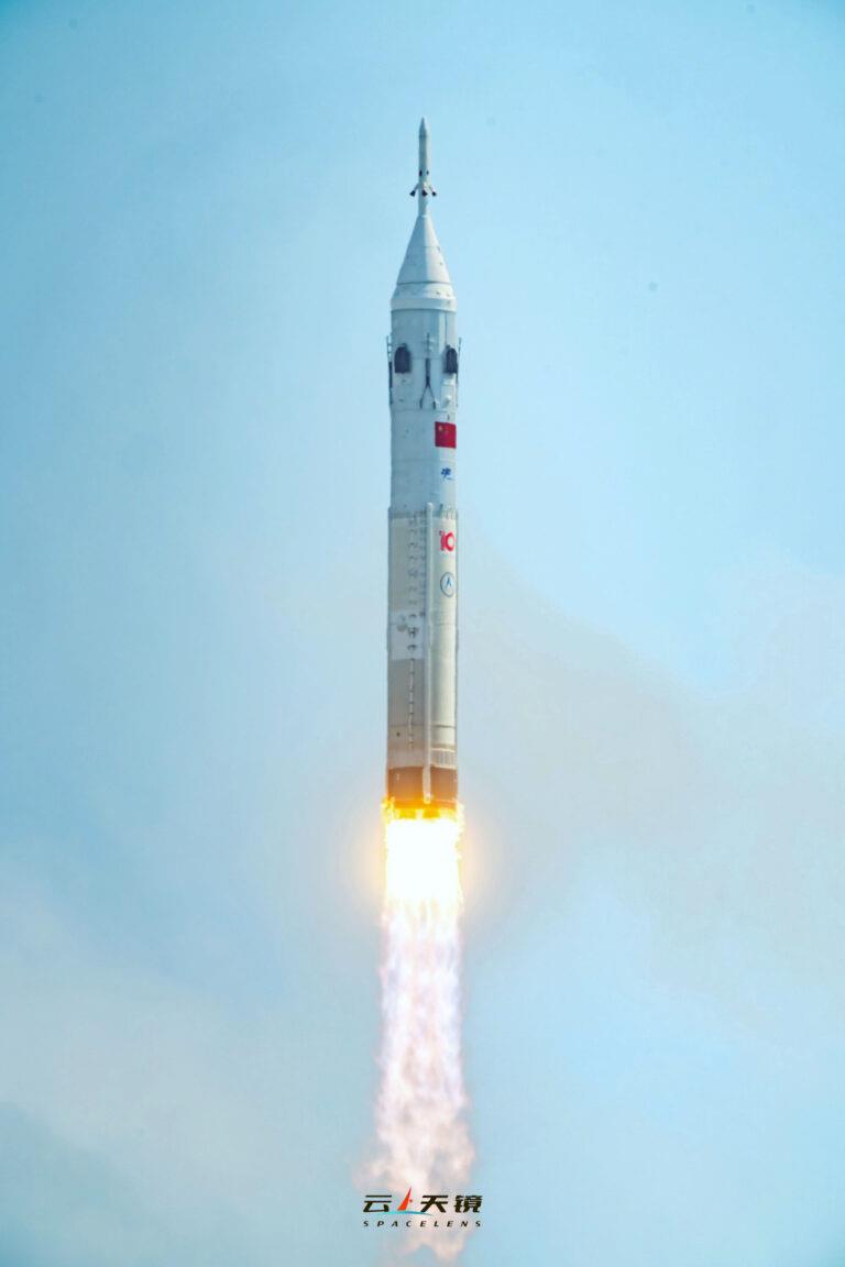 Raketa CZ-10A s lodí Meng-čolu startuje (Zdroj: CMSA)