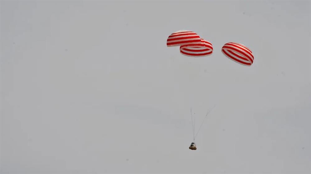 Čínská kosmická loď Meng-čou přistává (Zdroj: CMSA)