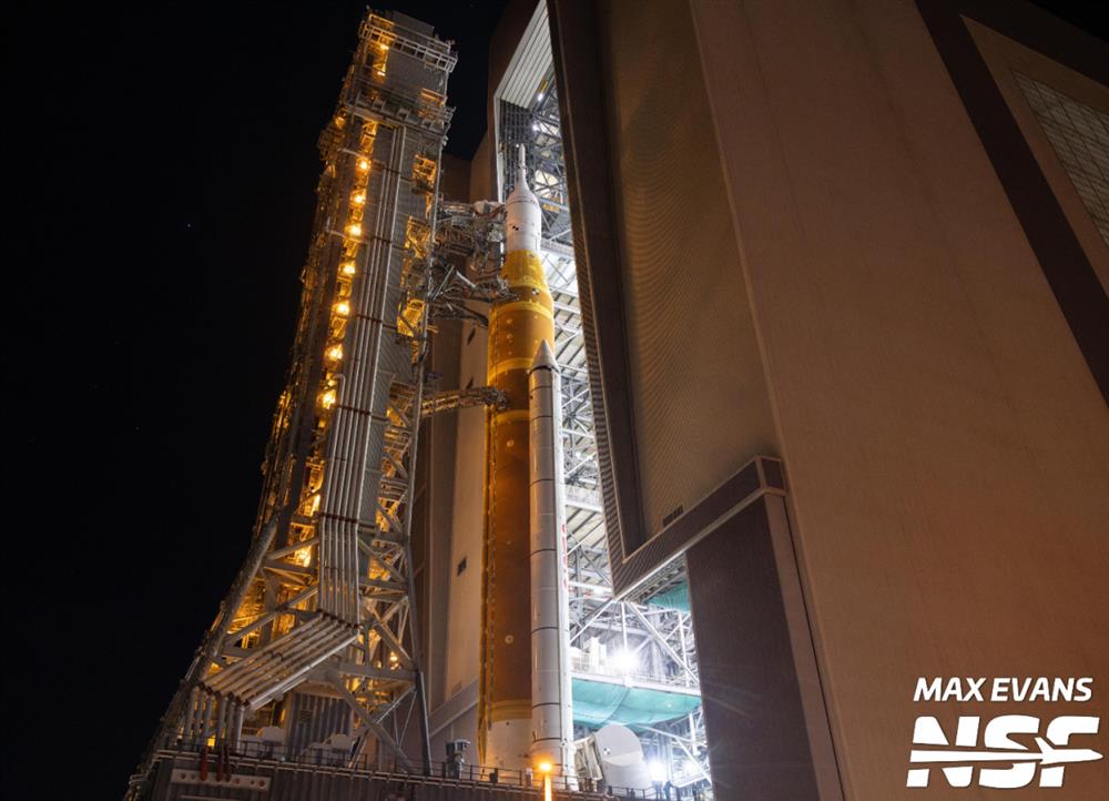 Nezvyklý boční pohled na raketu SLS (Zdroj: Max Evans, NSF)