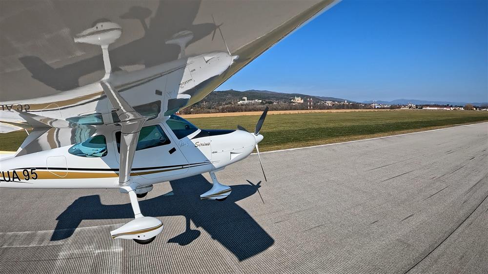 Přistání na letišti v Prievidzi, vzadu zámek Bojnice (Zdroj: Tomáš Bohuslav)