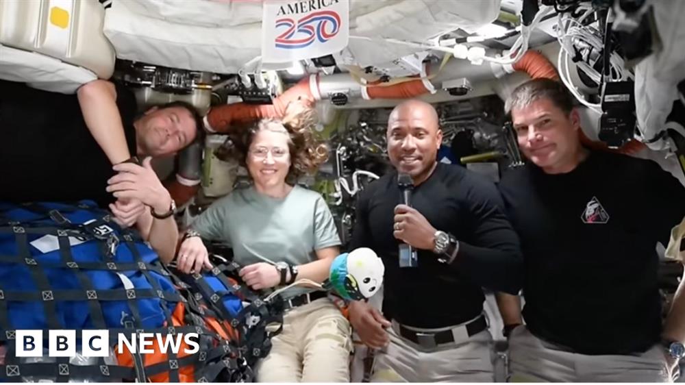 U Měsíce: posádka Reid Wiseman, Christina Kochová, Victor Glover, a Jeremy Hansenen plni obdivu z Měsíce sdělují své dojmy pozemšťanům (Zdroj: NASA, BBC NEWS)
