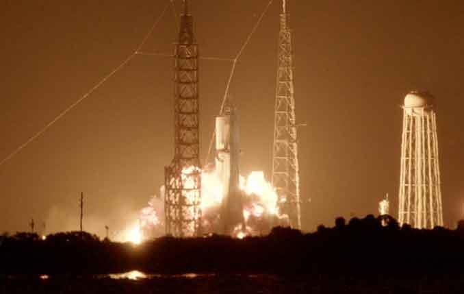 Takto to začalo. První plameny… (Zdroj:Adam Bernstein/Spaceflight Now.)