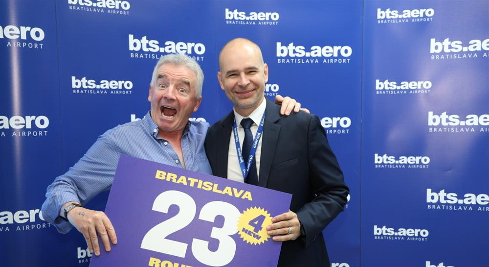 Generální ředitel společnosti Ryanair Michael O’Leary (vlevo) a generální ředitel Letiště Bratislava Dušan Novota (Zdroj: Ryanair)