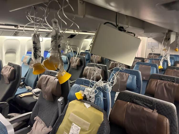 Interiér letu SQ321 společnosti Singapore Airlines je vyfocen po nouzovém přistání na mezinárodním letišti Suvarnabhumi v Bangkoku v Thajsku 21. května 2024
