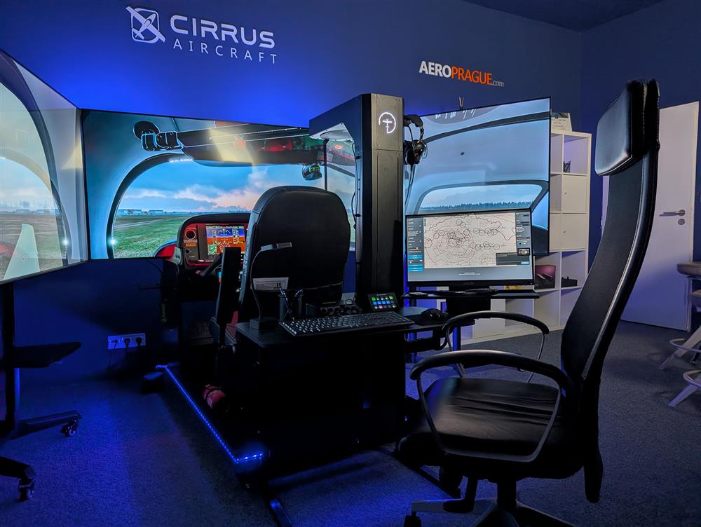 Moderní simulátor na kterém lze zkoušet všelijaké situace, včetně použití padákového systému (Zdroj: AeroPrague)