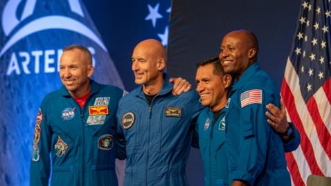 Posádka nadcházející mise Artemis 3 NASA (zleva doprava): Randy Bresnik z NASA, Luca Parmitano z Evropské vesmírné agentury, astronauti NASA Frank Rubio a Andre Douglas. (Zdroj: Future/Josh Dinner)