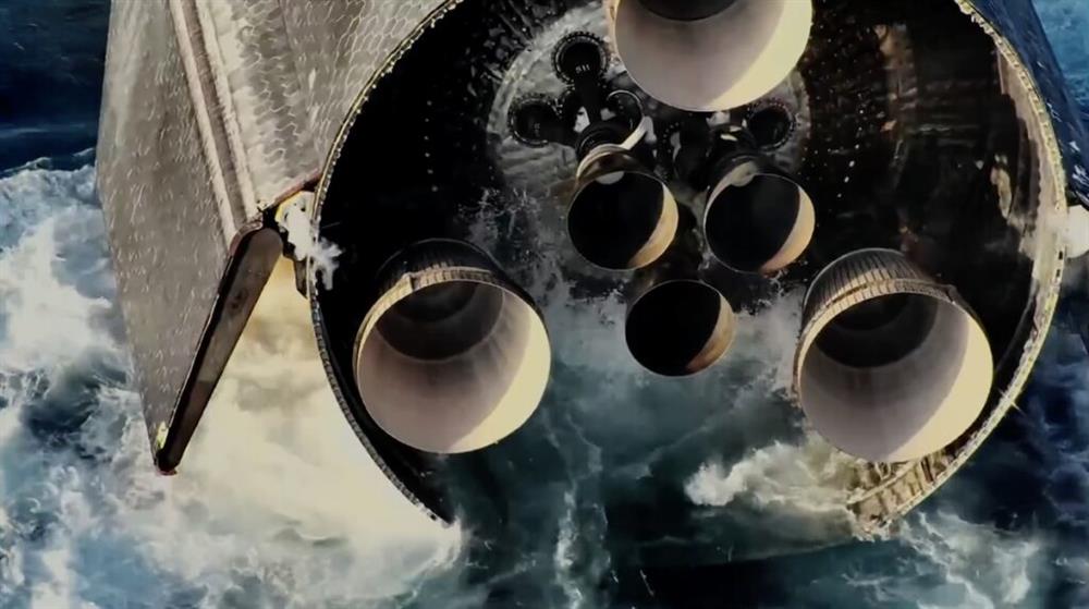 Raptory Starship 13 se koupou v oceánu (Zdroj: SpaceX)