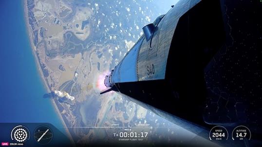 SuperHeavy Starship se právě odlepila od rampy (Zdroj: SpaceX)