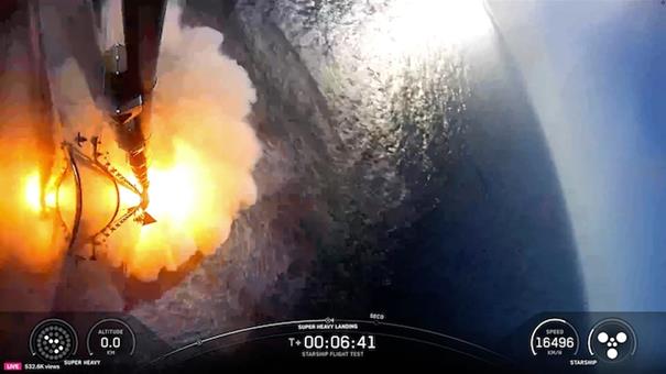 Super Heavy přistává… (Zdroj: SpaceX)