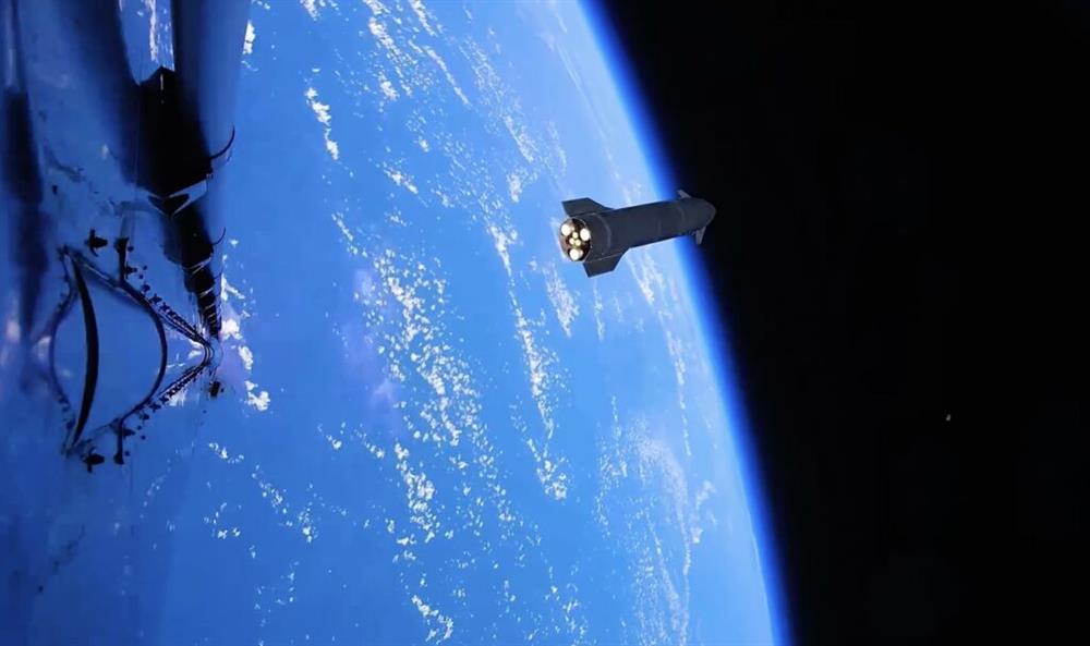Starship se oddělila od boosteru a míří do vesmíru (Zdroj: SpaceX)