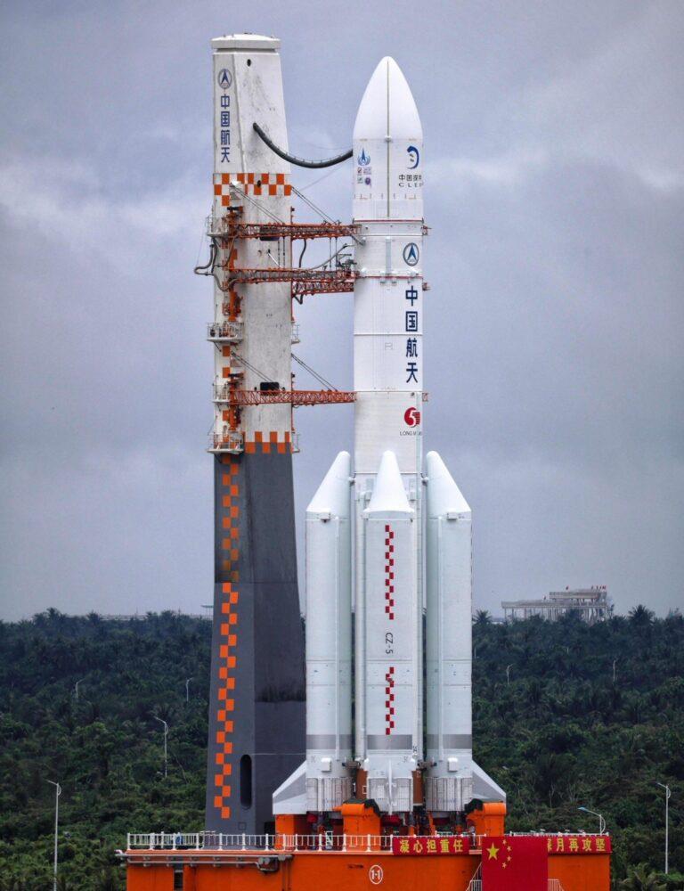 Raketa CZ-5 byla připravena ke startu (Zdroj: CMSA)